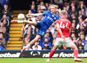Ciyaaryahanka Chelsea, Derry, ayaa sariir caafimaad (stretcher) lagu qaaday kadib isku dhac walaac leh oo ku dhacay kulankiisii ugu horreeyay ee Premier League.